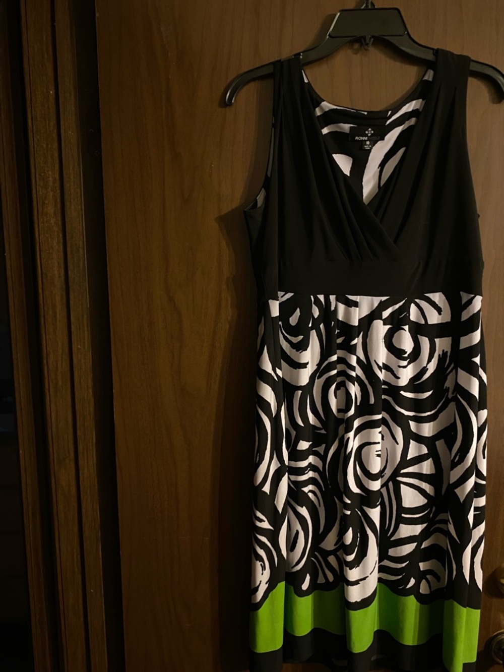 Ronni Nicole Women’s Sz 10 Black & White Floral Print Sleeveless Dress Green Hem